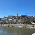 Chain Bridge Apartman