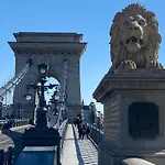 Chain Bridge Apartman