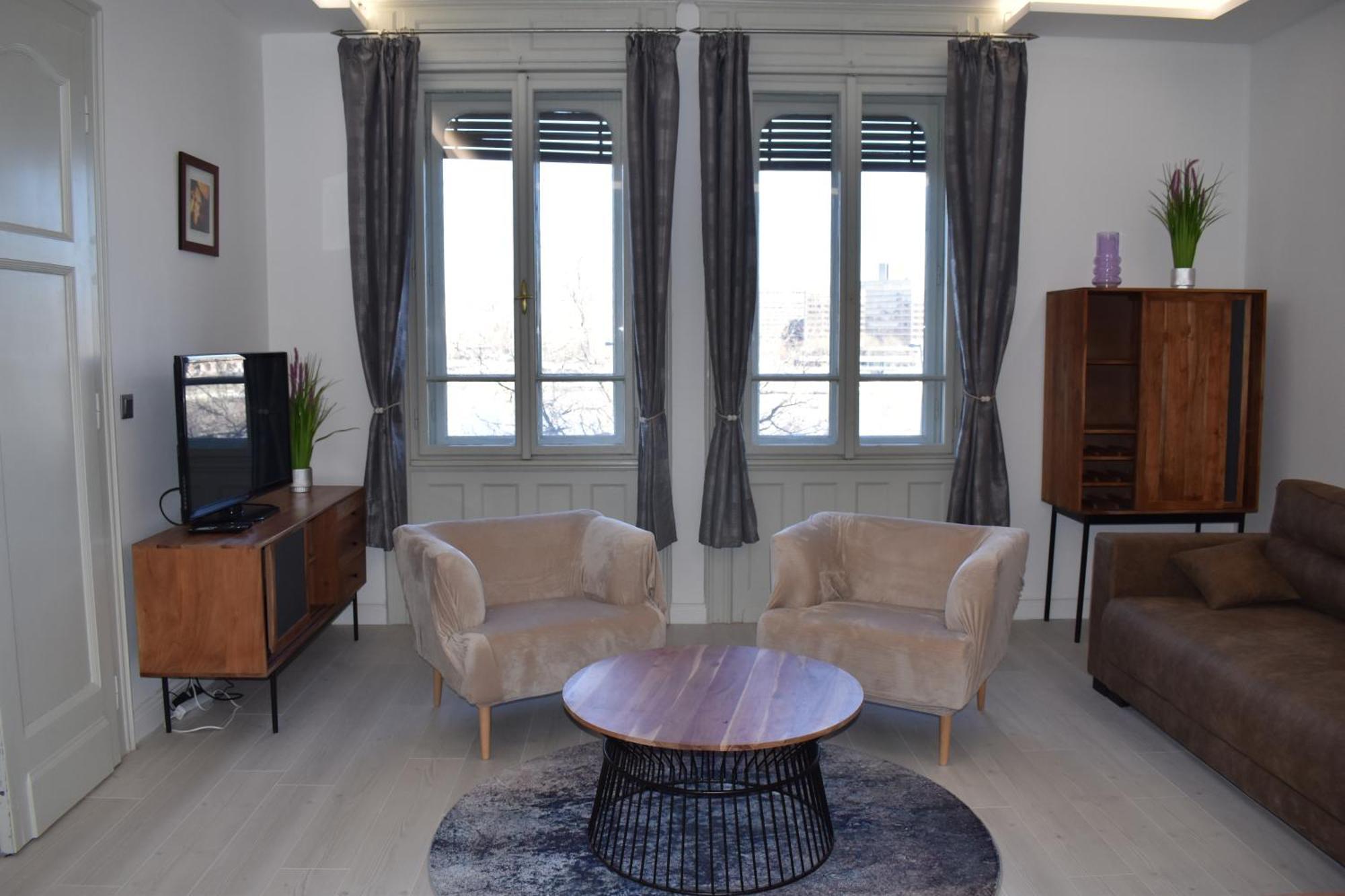 Chain Bridge Apartment *
